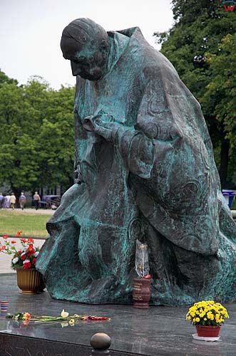 Pomnik Stefana Wyszyńskiego przed Klasztorem Jasnogórskim